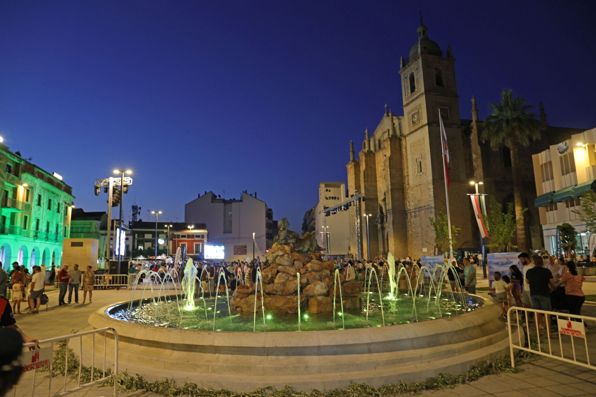 Animada inauguración oficial de la plaza de España