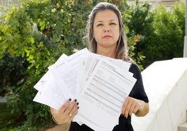 Adriana Guzmán, con parte de la documentación que ha tenido que presentar.