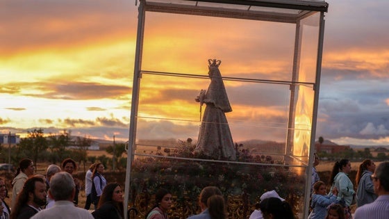 La lluvia desluce la llegada de la Virgen de las Cruces