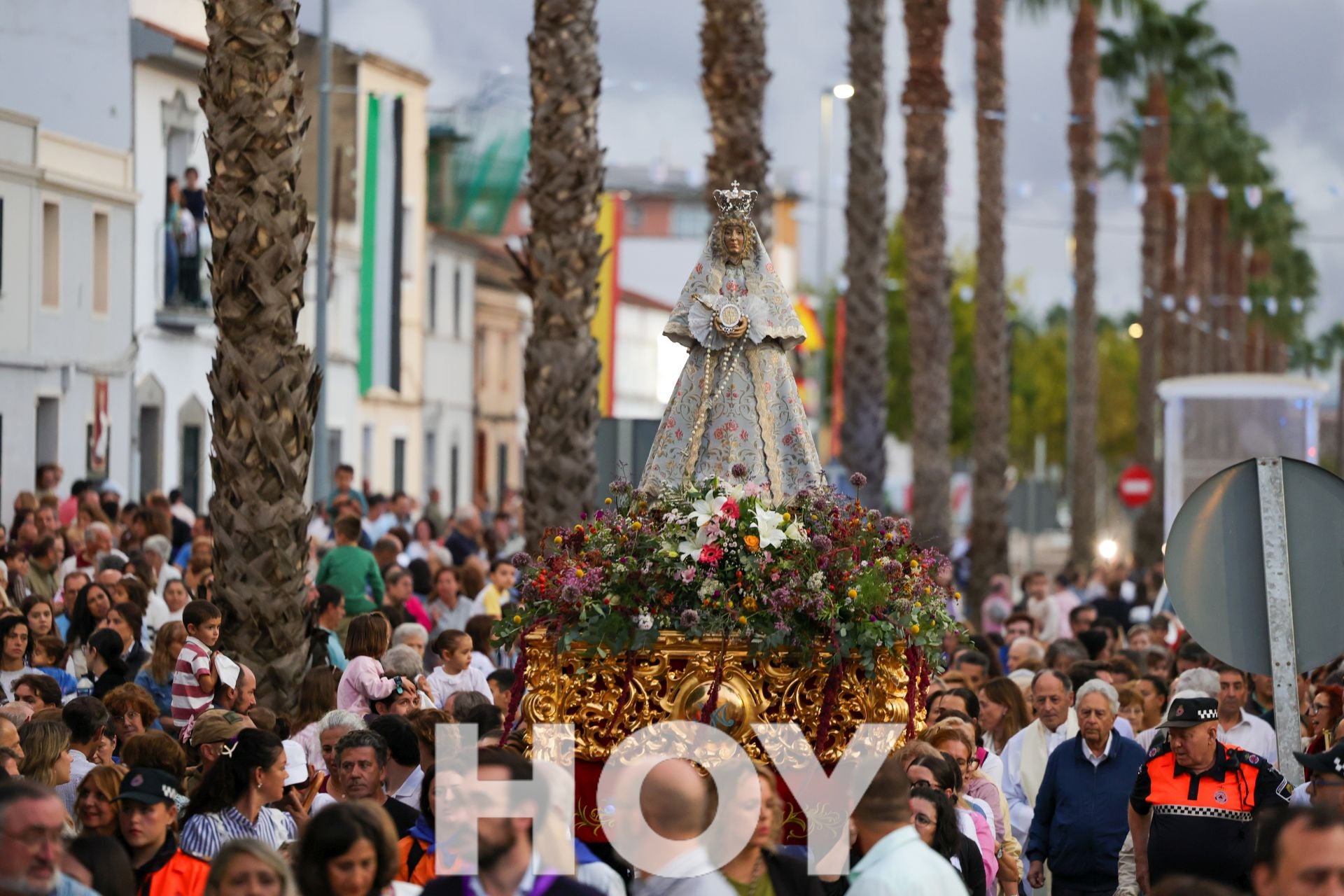 La llegada de la Virgen de las Cruces da inicio a 'La Velá'