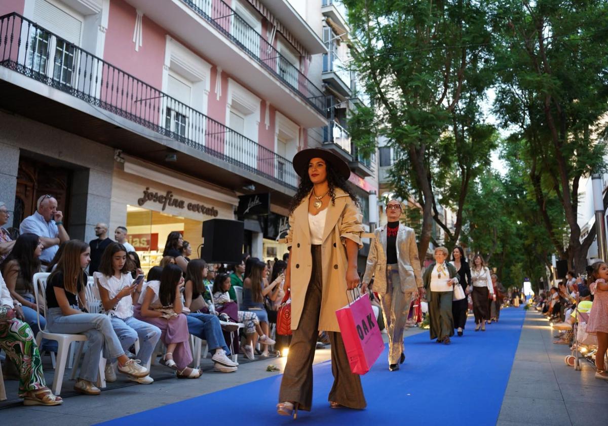 El comercio local desfiló en su gran pasarela al aire libre