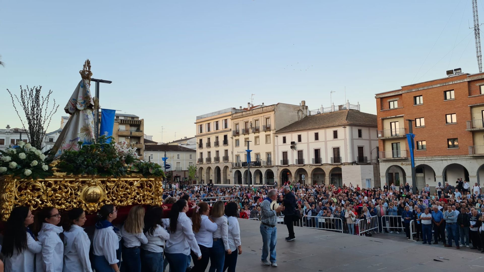 En imágenes: Así fue la despedida a la Virgen de las Cruces