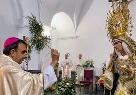 El obispo de Plasencia bendice a la Virgen de la Esperanza