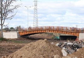 Instaladas las plataformas en la zona de Arroyo del Campo para la nueva acera y carril bici