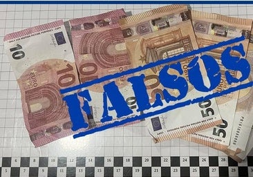 La Policía Local retira varios billetes falsos que habían sido arrojados en la plaza de las Albercas