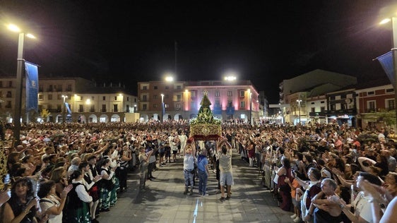 La localidad ya celebra 'La Velá' tras la llegada de la Virgen de las Cruces