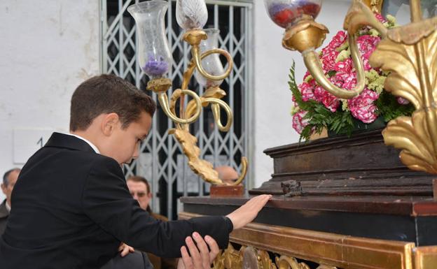 El joven capataz llama a los costaleros para la levantá.