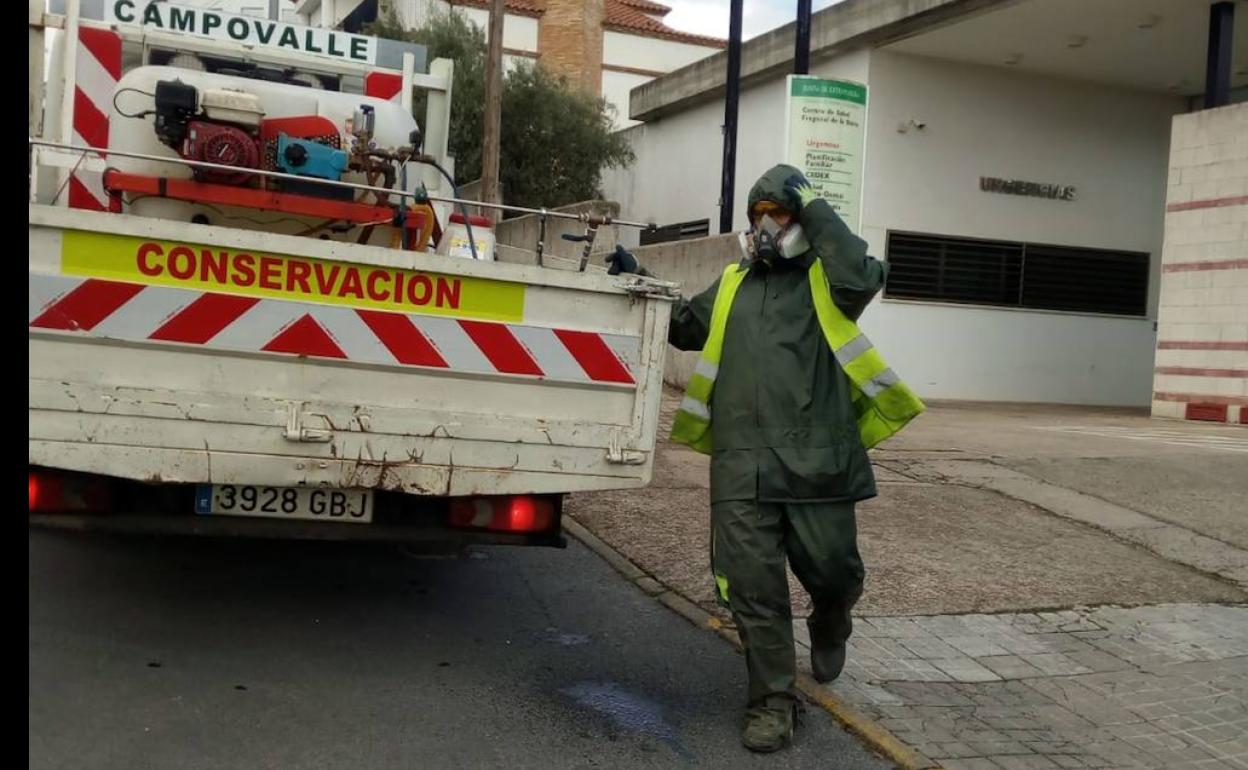 Operarios de la empresa jerezana Campovalle baldeando la zona del Centro de Salud. Foto. CEDIDA
