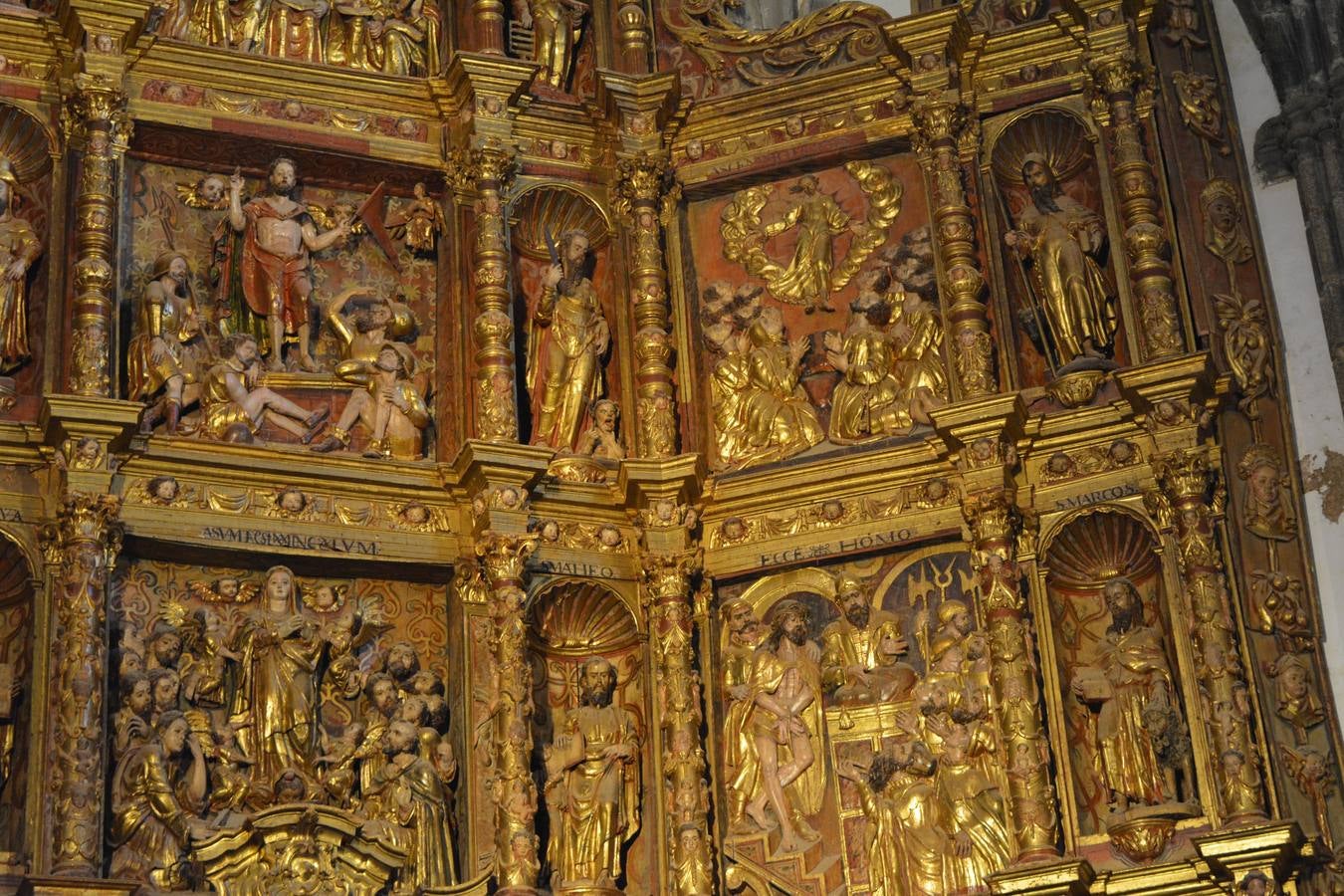 Relieves escultóricos del retablo de Santa Ana.