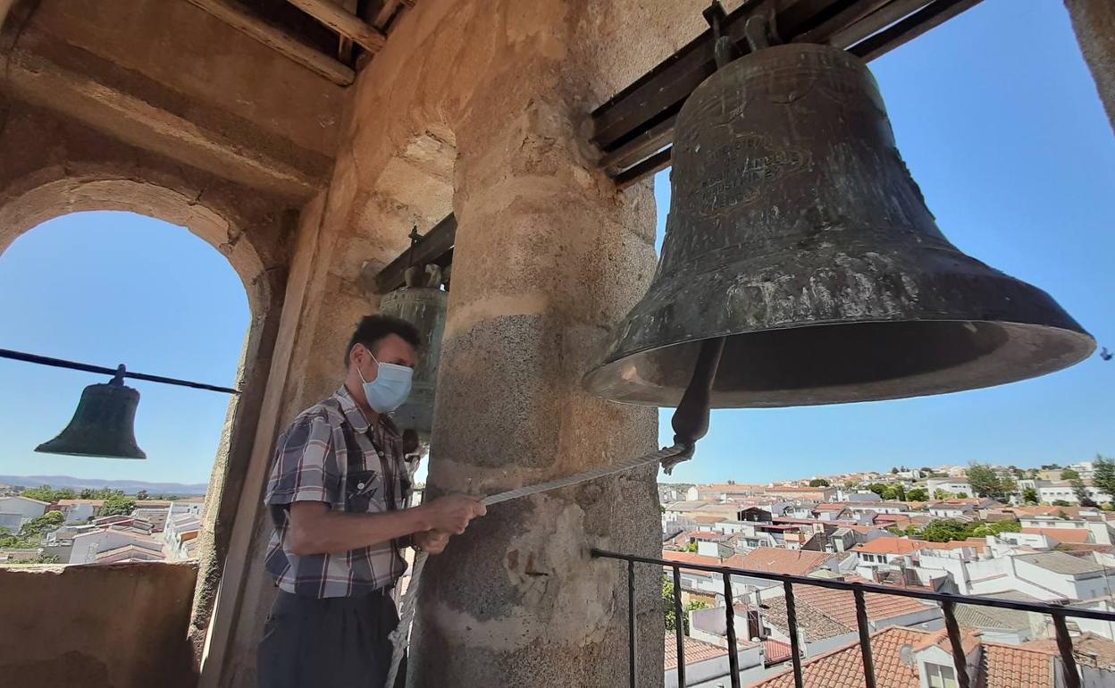 Manolo toca la campana en la torre de Santa Catalina con Fregenal a sus pies. 