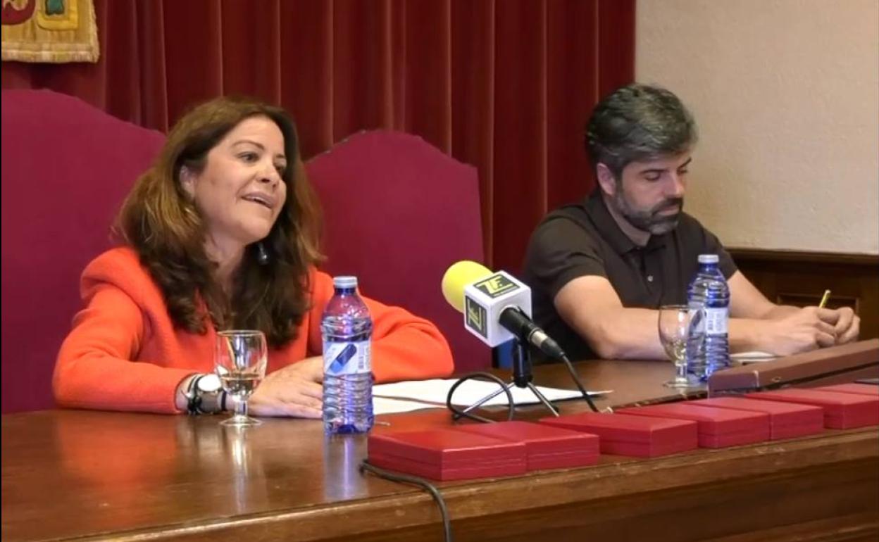 Antonio Ríos junto con la alcaldesa de Fregenal, Tina Rodríguez. 