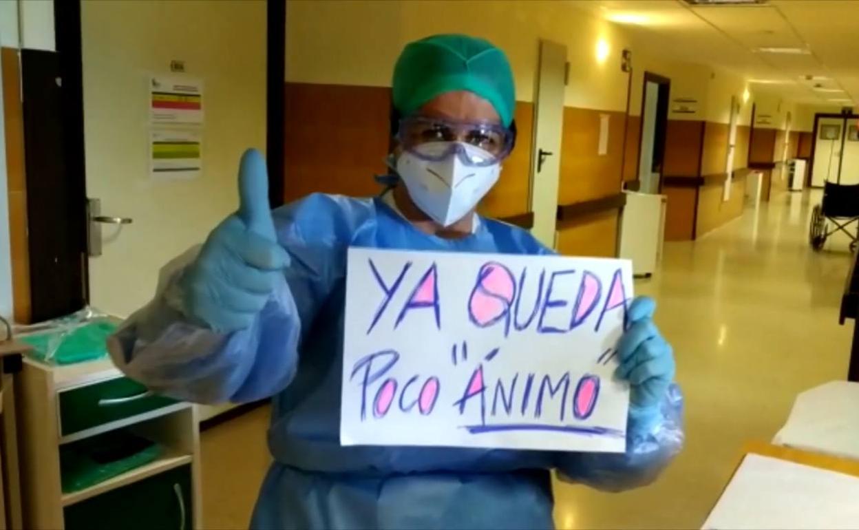 María Luisa Cerrada equipada con EPIS en el Hospital de Badajoz. 