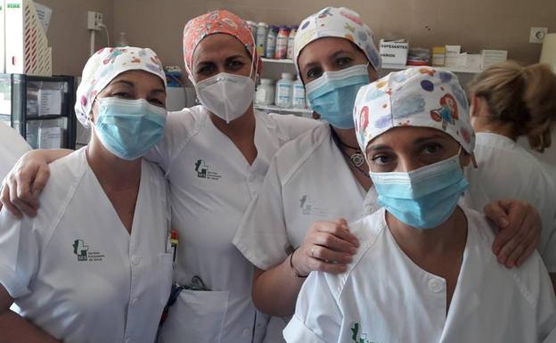 Equipo de enfermeras junto a María Luisa. 