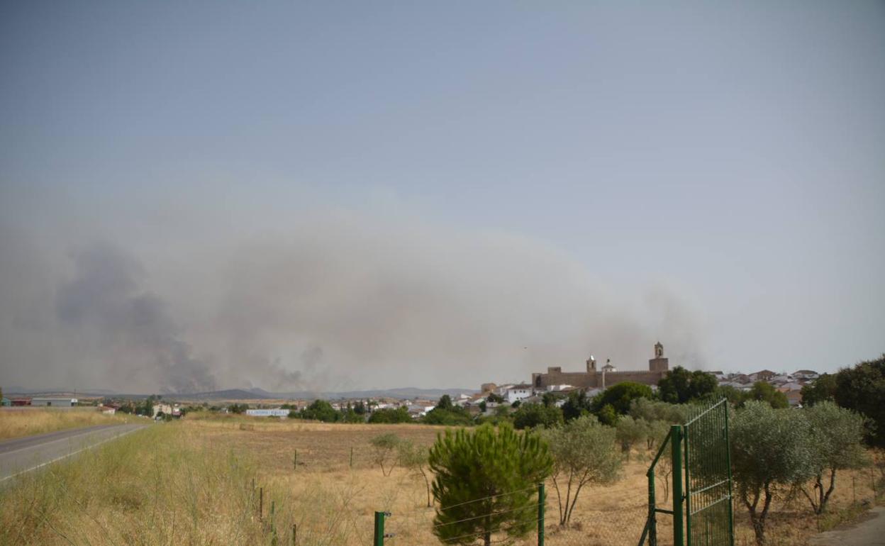 Columnas de humo se ven salir tras Fregenal. 