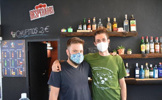 Enrique y Daniel en la barra de la Sayonara 