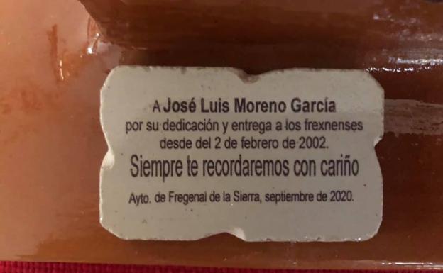Placa de la figura de barro que se entregó al doctor