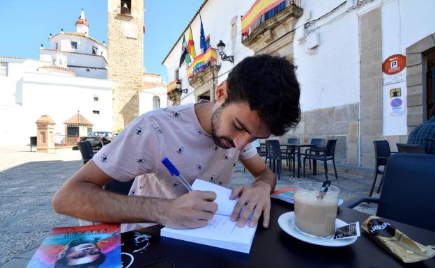 Pedro Galván escribiendo dedicatorias en su primer libro 