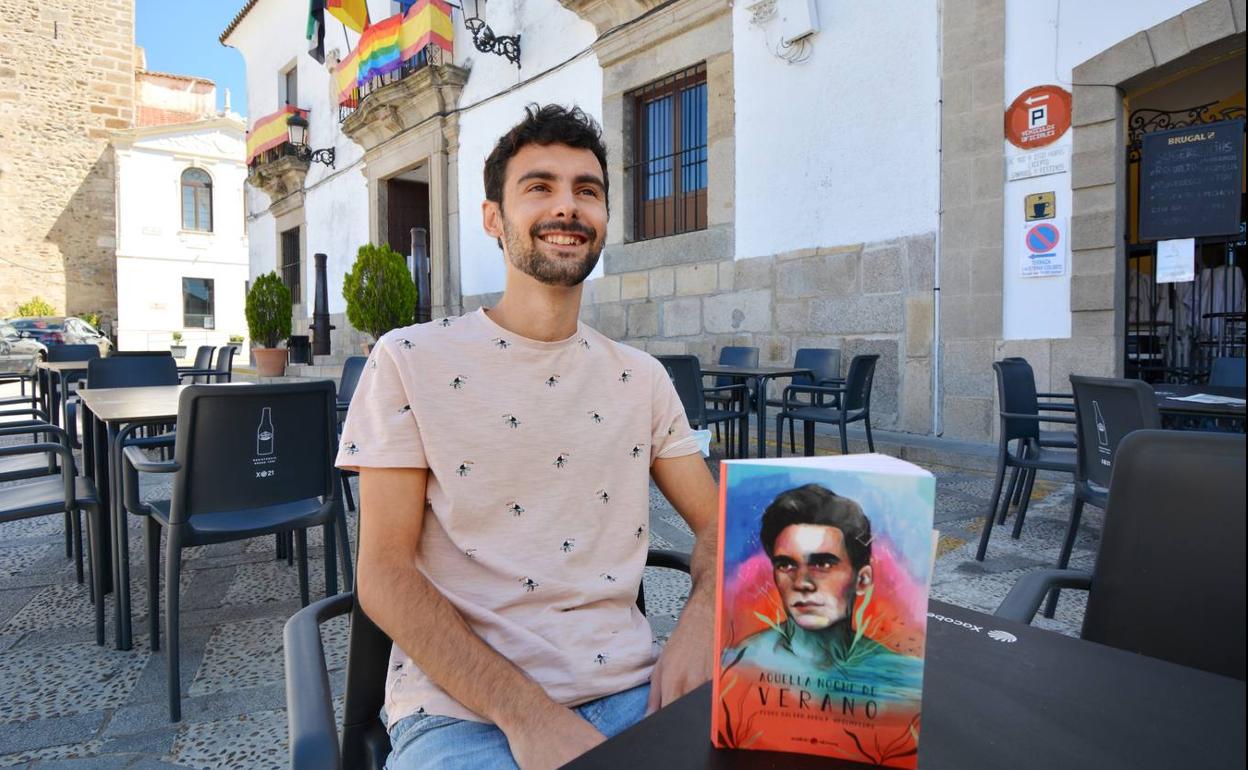 Pedro Galván Ardila junto a su poemario «Aquella noche de verano» 