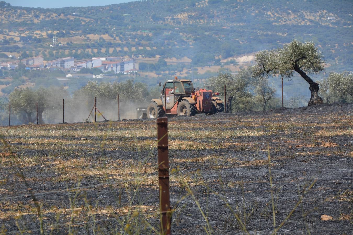 Fotos: Incendio controlado a un kilómetro de Fregenal