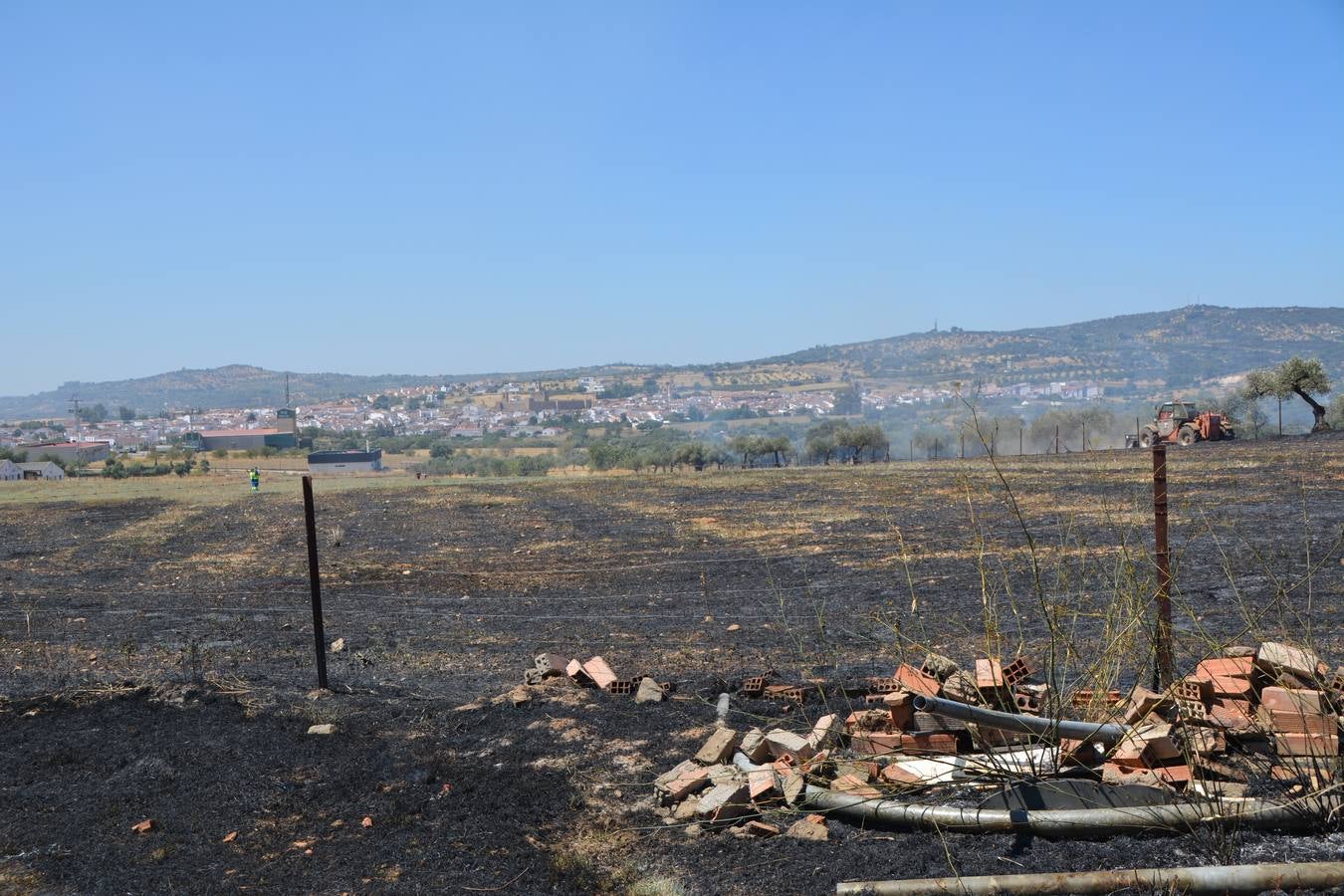 Fotos: Incendio controlado a un kilómetro de Fregenal