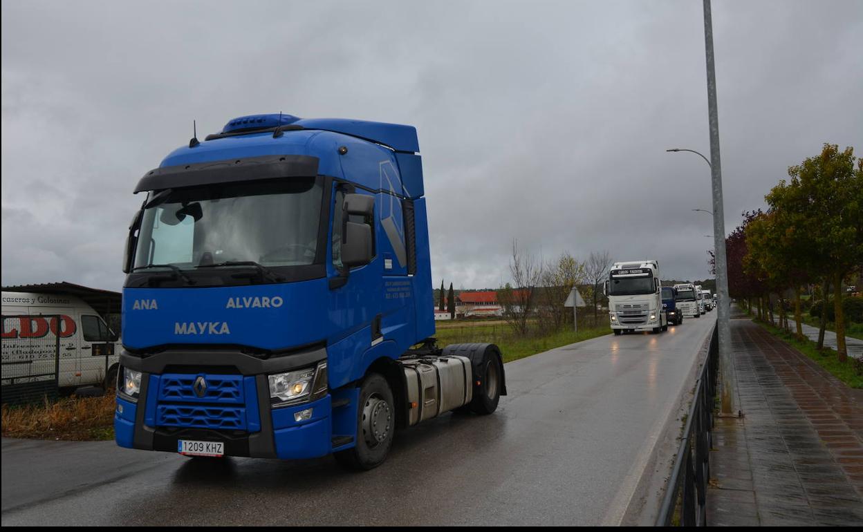 Los transportistas de Fregenal hacen visible su protesta en la Avenida de España