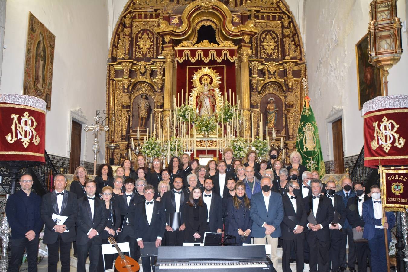 Foto de familia de los participantes en el concierto y las autoridades 