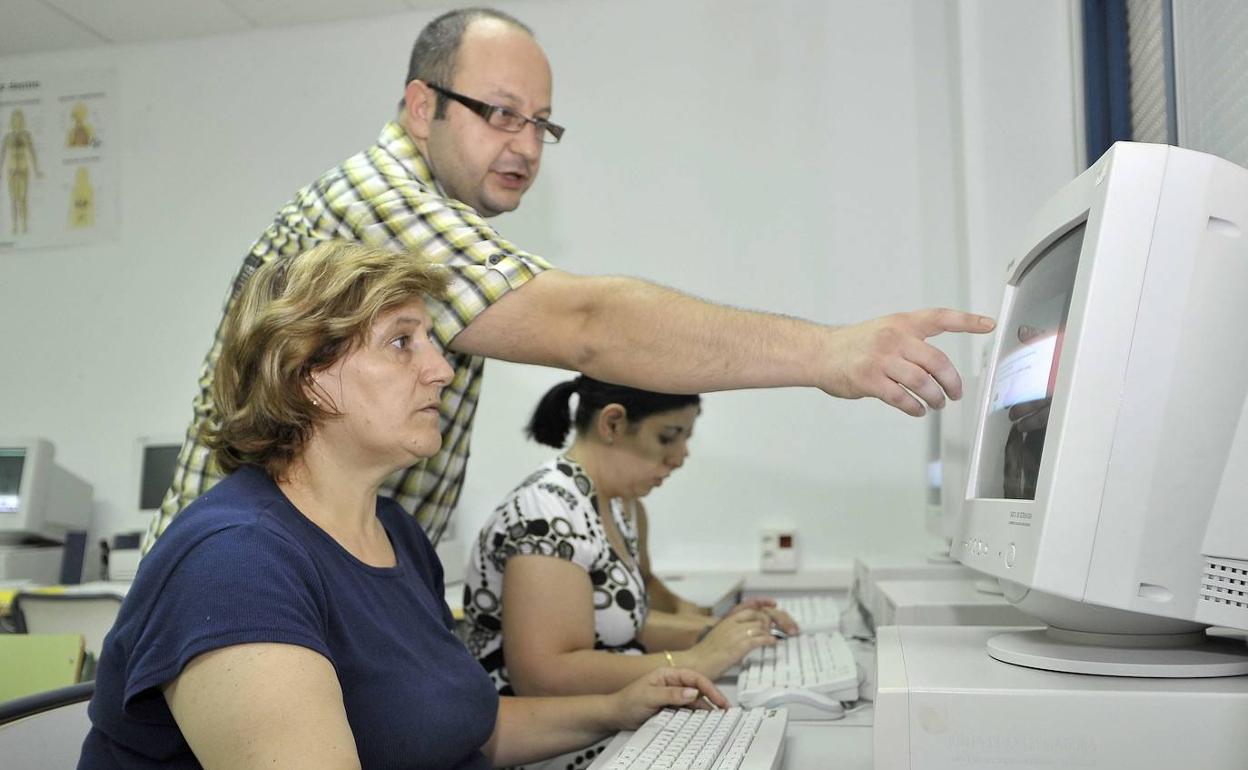 Dos mujeres se forman en competencias digitales. 