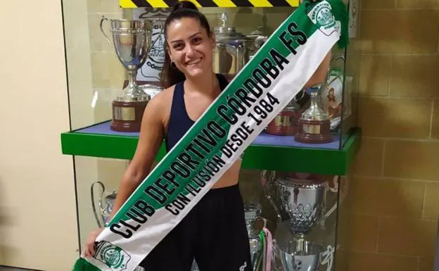 Ana Rodríguez con la bufada del Club Deportivo Córdoba FS
