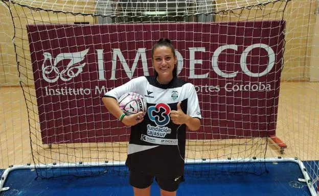 Ana Rodríguez posa bajo palos con su nueva equipación tras su fichaje /Club Deportivo CÓRDOBA FS