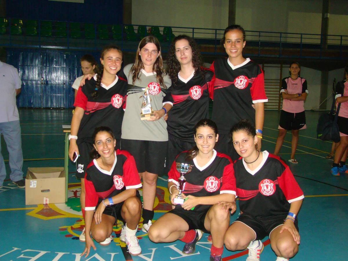 Ana Rodríguez sostiene el trofeo de ganadoras de la II Maratón de Fútbol Sala Femenino en 2013