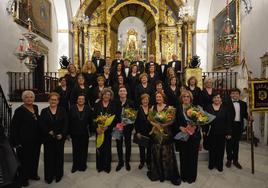 Componentes y directores de la Coral Frexnense al finalizar el concierto