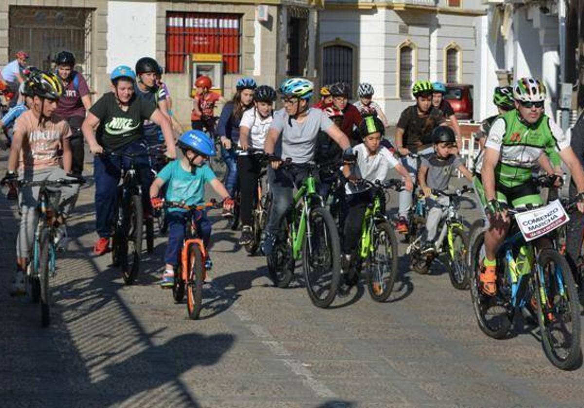 Participantes en una de las ediciones pasadas del Día de la Bicicleta.