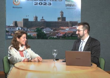 Imagen secundaria 1 - Tina Rodríguez, alcaldesa de Fregenal, entrevistada por Alberto Márquez en TVF tras conocerse los resultados de las elecciones locales.