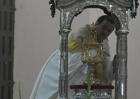Imagen secundaria 1 - La Custodia con el Santísimo sobre las andas. Debajo, el párroco coloca al Santísimo en su Custodia.
