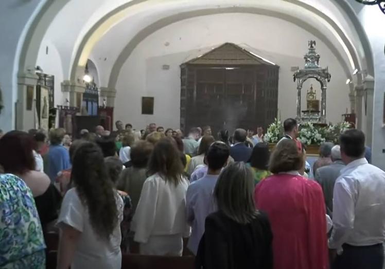 Imagen principal - La Custodia con el Santísimo sobre las andas. Debajo, el párroco coloca al Santísimo en su Custodia.