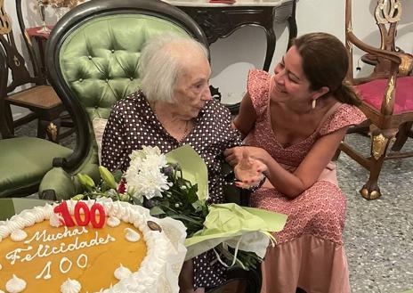 Imagen secundaria 1 - La frexnense Lola Rodríguez-Armijo celebra su 100 cumpleaños