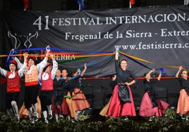 El grupo de Espardenyes interpretando el «ball de les cintes»