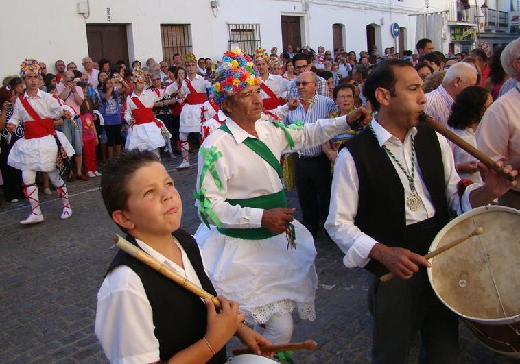 Rafael Sequera guiando el inicio de la danza ante la Virgen de la Salud