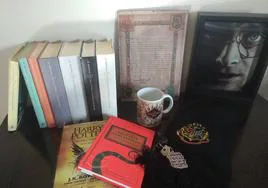 Imagen de archivo de los libros y algunos objetos relacionados con la saga de Harry Potter.