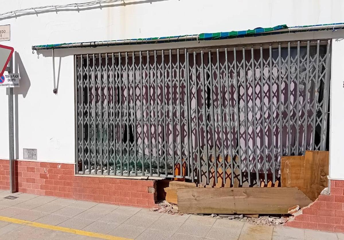 Un conductor bebido empotra su vehículo contra el local que guarda las obras de Eugenio Hermoso