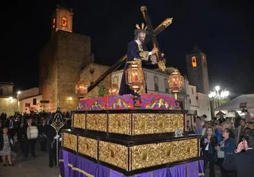 Fotografía de archivo. El Nazareno en procesión por las calles de Fregenal.