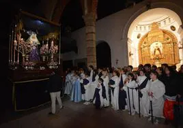 Los nazarenos observan con detenimiento el pasar de la Virgen del Refugio en Santa Catalina
