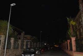 La calle Rafael Ortega sigue a oscuras por cuarta noche consecutiva