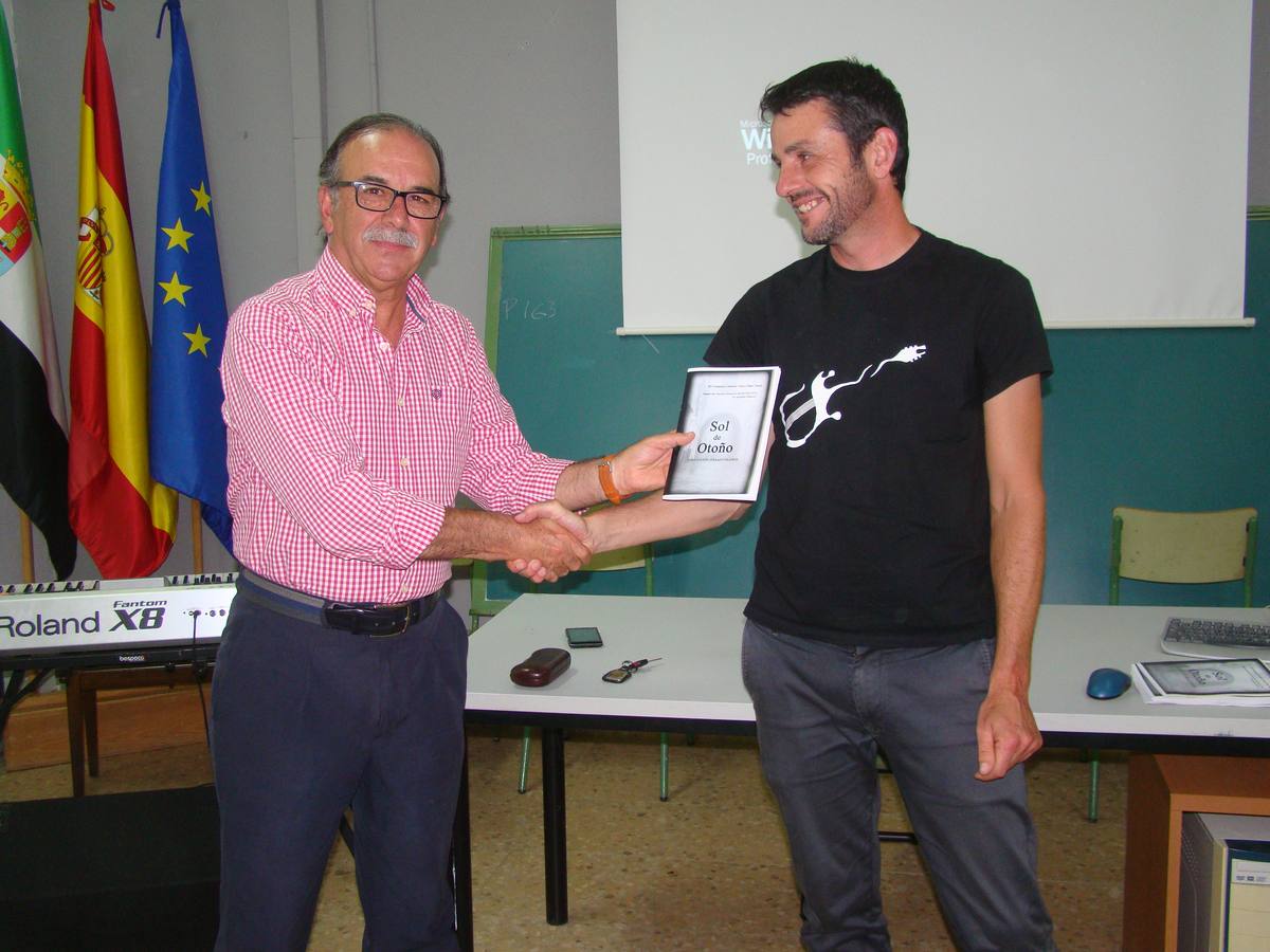 Juan Andrés Serrano recibiendo el premio de manos de Javier Martínez Antón.