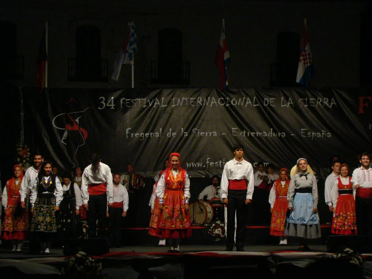 Los representantes del folclore de portugal recibiendo el calor del público. 