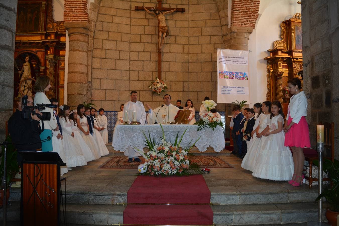 El grupo más numeroso que recibía el sacramento el pasado domingo.
