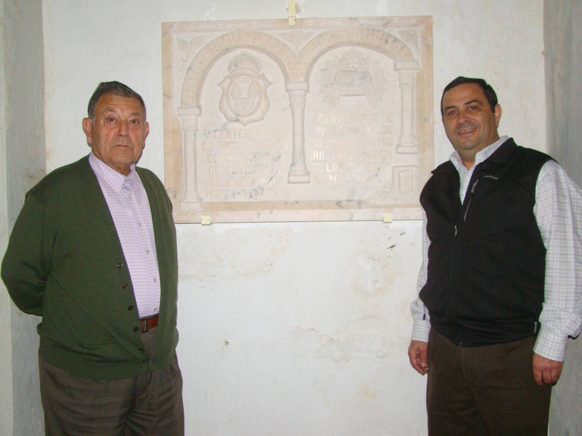 Eugenio Nogales ve por fin colocada la lápida que creó para el Centenario de la Virgen
