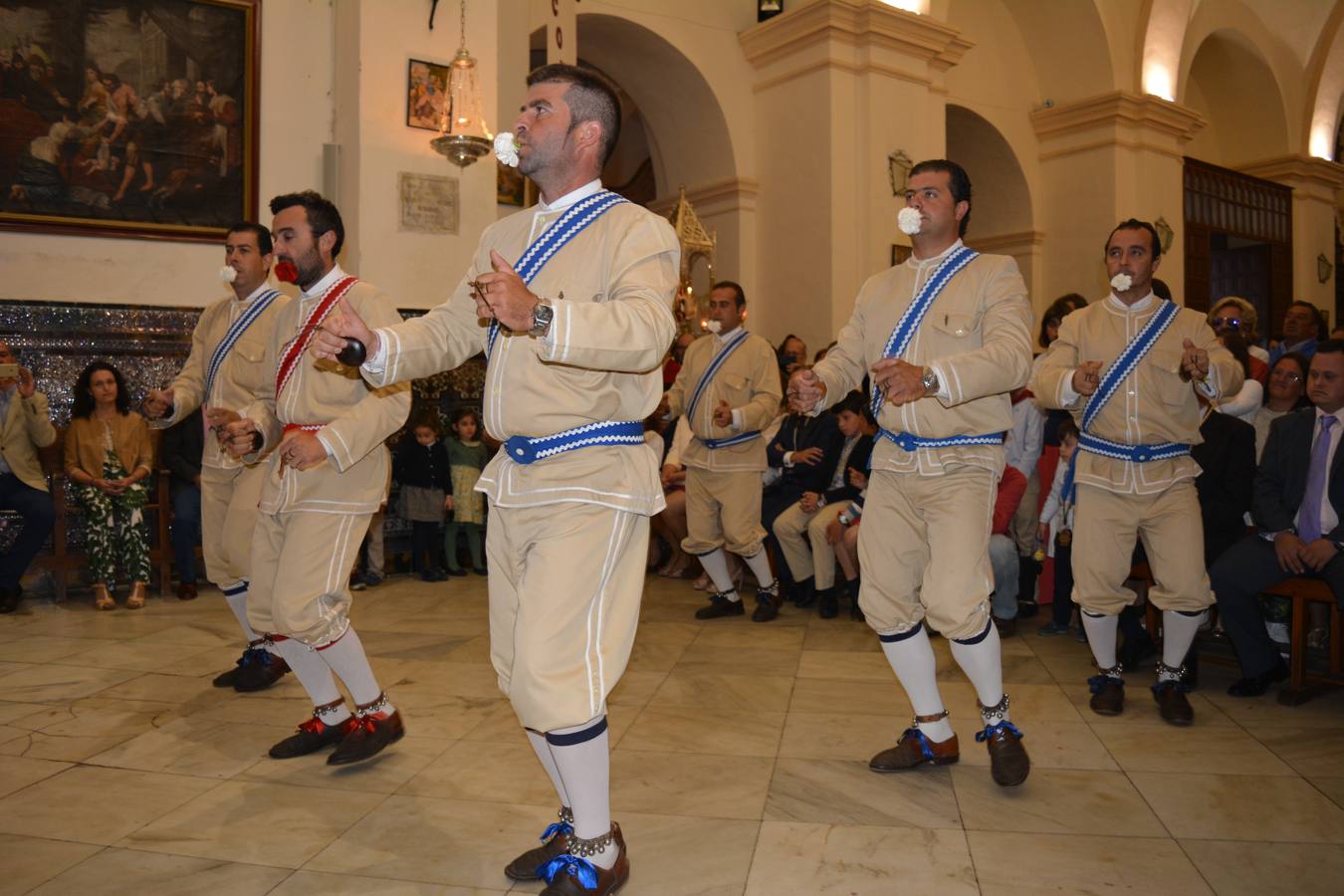 Los Danzantes bailan al Santísimo en Fuentes de León. 