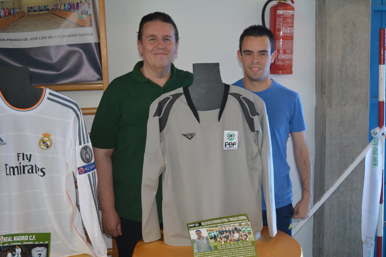 José Luis Vela junto a Antonio Jesús Dominguez tras su camiseta. 