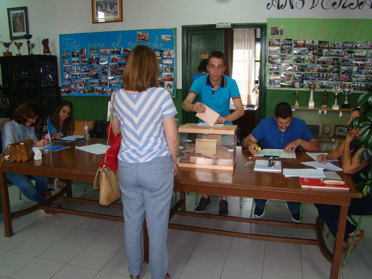 Imagen de elctores votando en el IES Eugenio Hermoso. 